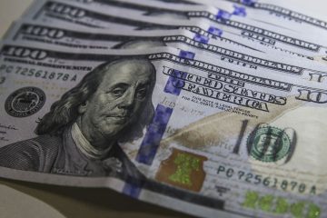 Ibovespa fecha ano com alta de 4,69% e dólar com queda  de 5,3%