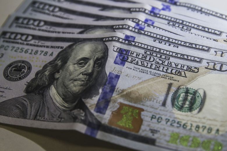 Ibovespa fecha ano com alta de 4,69% e dólar com queda  de 5,3%
