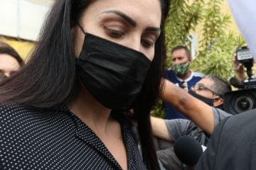 Mãe do menino Henry Borel coloca tornozeleira eletrônica