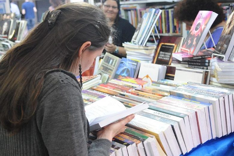 Escritoras lançam livros infantis e infanto-juvenis na Praça do Povo