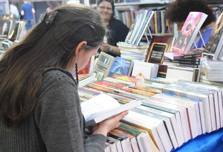 Escritoras lançam livros infantis e infanto-juvenis na Praça do Povo