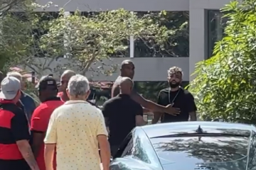 Torcedores protestam em frente ao CT do Flamengo e cercam carro de Gabigol; veja o vídeo