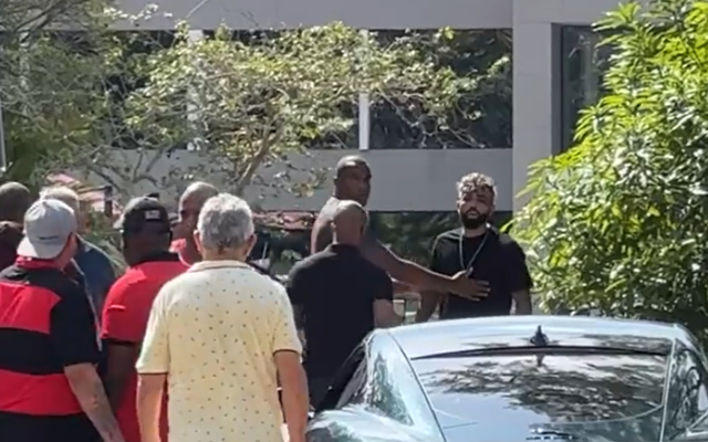 Torcedores protestam em frente ao CT do Flamengo e cercam carro de Gabigol; veja o vídeo