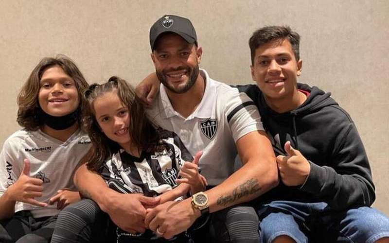 Ídolo do Atlético, Hulk é elogiado: ‘É muito melhor fora de campo’