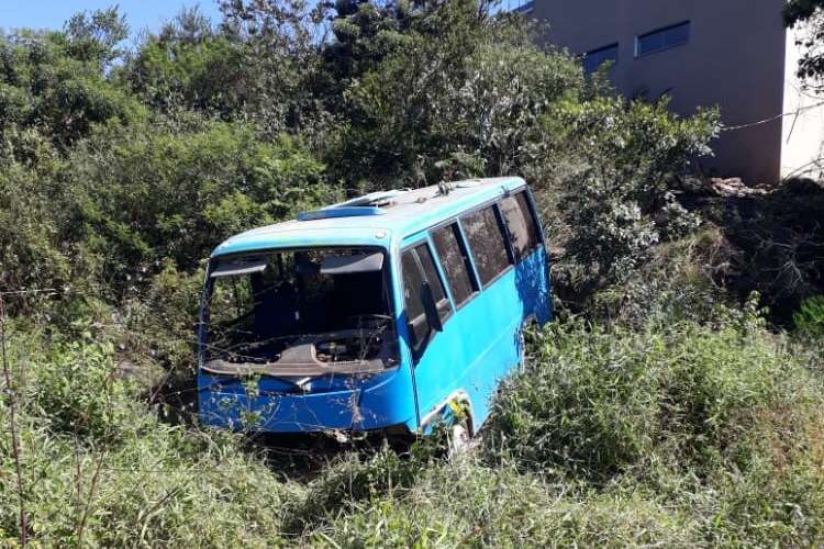 Transporte escolar cai em ribanceira e deixa crianças feridas