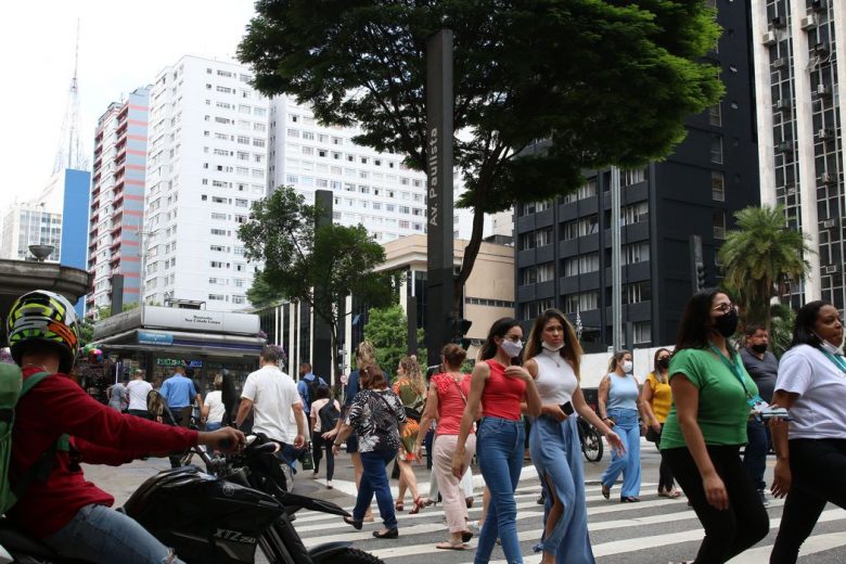 Fiocruz: terceira onda provocada pela Ômicron está terminando