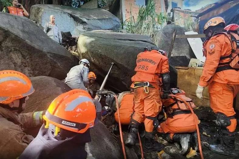 Rio de Janeiro: pedra destrói casa e deixa jovem com pernas presas por 5 horas