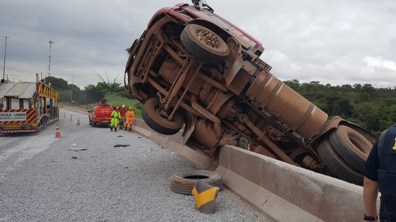 Caminhão fica por um triz e motorista é resgatado após acidente na BR-381, em Betim