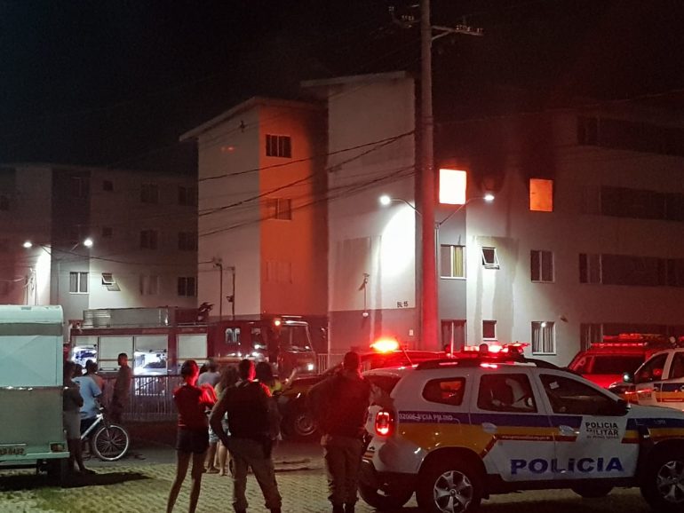 Homem coloca fogo em apartamento após se revoltar com ordem de despejo, na Grande BH