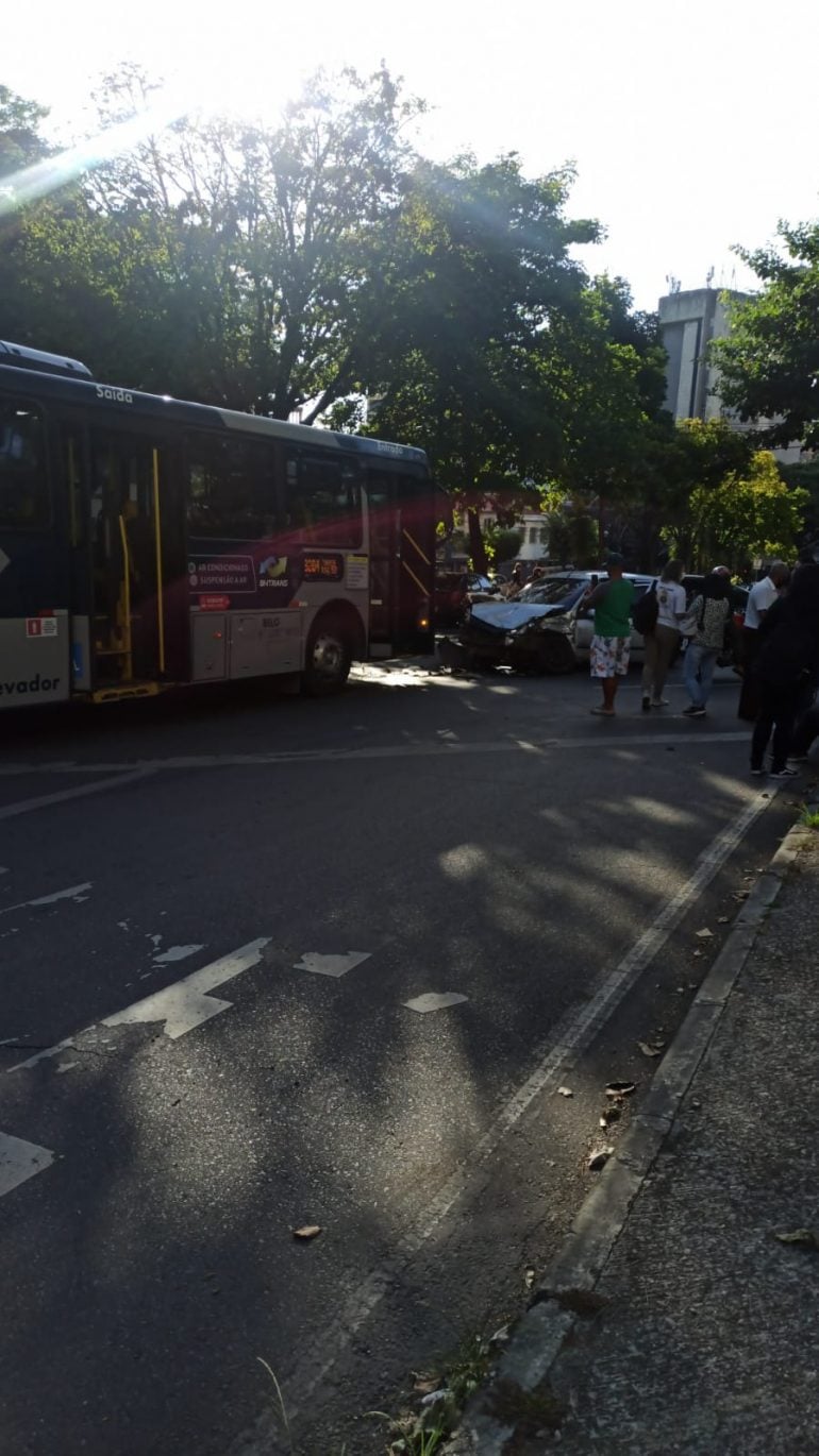 Colisão entre ônibus e carro complica trânsito na Francisco Sales nesta segunda-feira