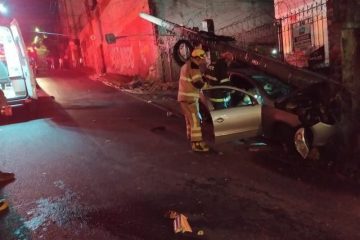 Idoso perde controle do veículo, atinge e derruba poste em Belo Horizonte