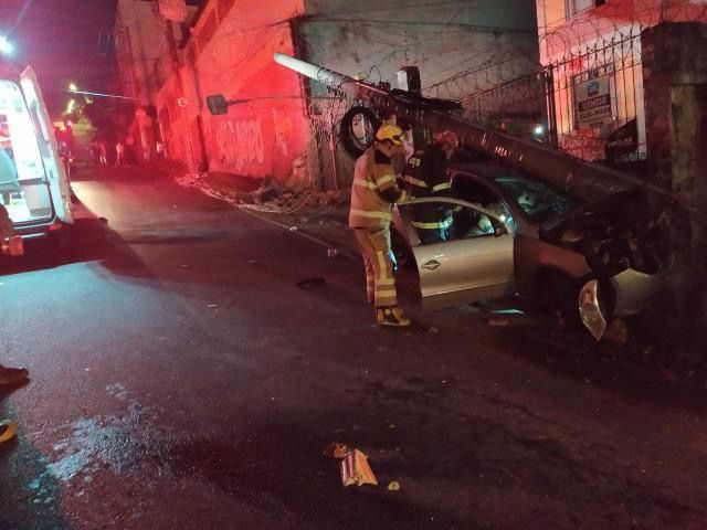 Idoso perde controle do veículo, atinge e derruba poste em Belo Horizonte