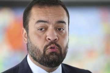 Governador do Rio quer criar uma secretaria para Eduardo Bolsonaro escapar de cassação