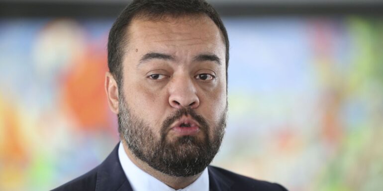 Governador do Rio quer criar uma secretaria para Eduardo Bolsonaro escapar de cassação