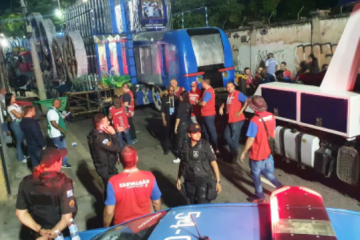 Menina tem perna amputada após acidente com carro alegórico no Rio