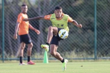 Jovem atacante Sávio volta a ser relacionado no Atlético após dois meses