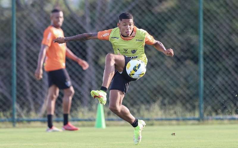Jovem atacante Sávio volta a ser relacionado no Atlético após dois meses