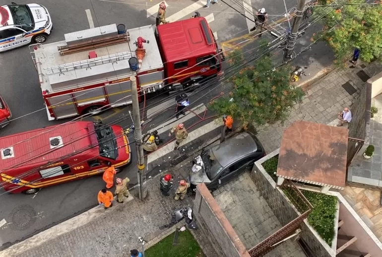 Carro bate em muro e deixa duas irmãs idosas mortas em Belo Horizonte