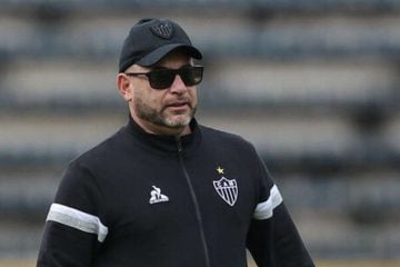 Com trio de zaga, Turco escala Atlético para enfrentar Del Valle