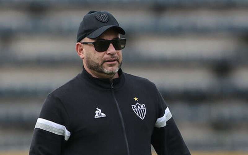 Com trio de zaga, Turco escala Atlético para enfrentar Del Valle