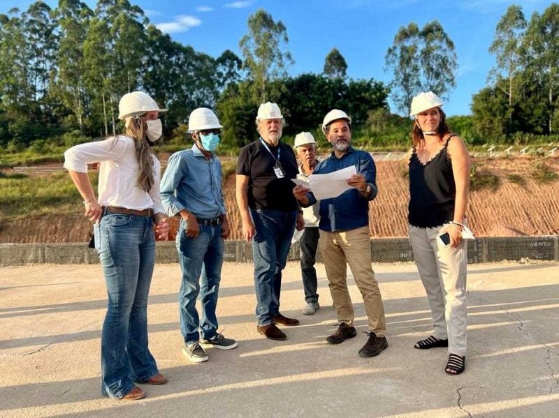 Marco Antônio Lage e arquiteto Gustavo Penna visitam obras da Unifei Itabira