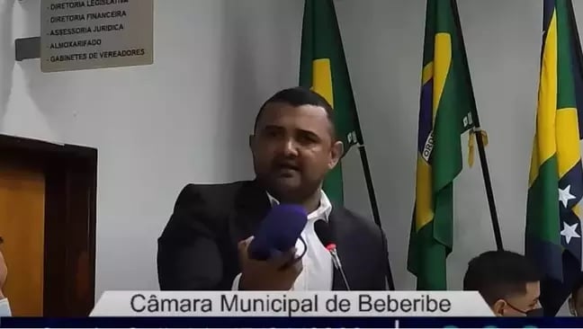 Vereador incentiva população a bater de “chinela” em prefeita de Beberibe, no Ceará