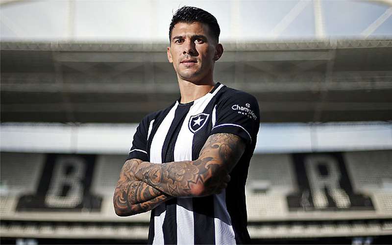 Botafogo anuncia chegada de Víctor Cuesta por empréstimo do Internacional