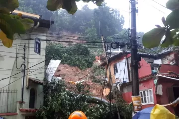 Chuva chega ao litoral carioca e deixa mortos em Angra dos Reis e Paraty