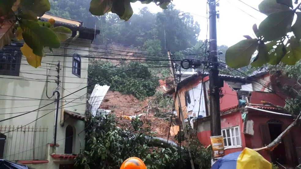 Chuva chega ao litoral carioca e deixa mortos em Angra dos Reis e Paraty