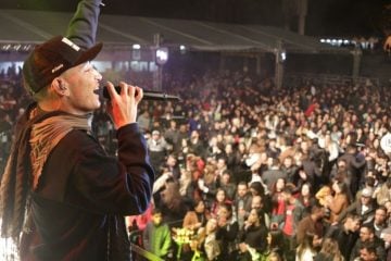 Simpatia de João Gomes conquista itabiranos; fã ganha promoção e conhece cantor