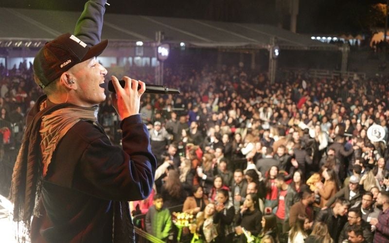 Simpatia de João Gomes conquista itabiranos; fã ganha promoção e conhece cantor