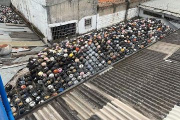 Polícia encontra milhares de capacetes escondidos em telhado