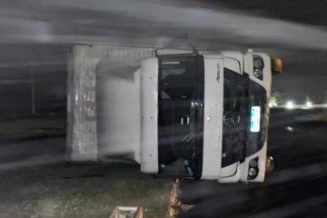 Caminhão tomba com vento de 157 km/h; veja o vídeo
