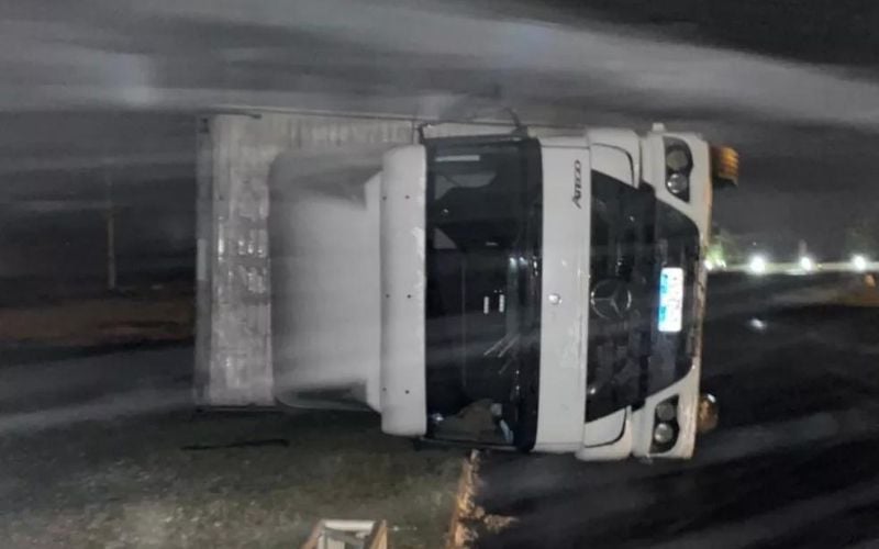 Caminhão tomba com vento de 157 km/h; veja o vídeo