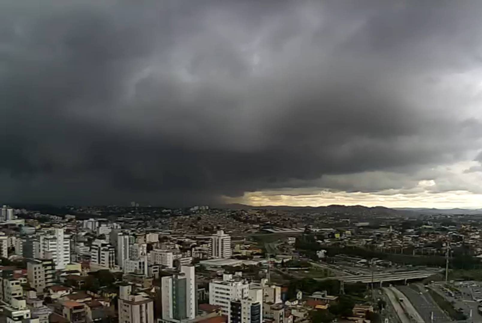 Chuva causa acidentes e pega belo-horizontinos de surpresa