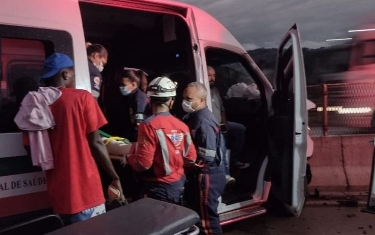 Quatro pessoas ficam feridas em acidente na BR-381