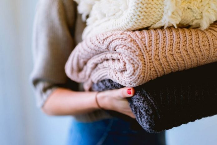 “Me aqueça neste inverno”: portal DeFato e Rádio Caraça lançam campanha do agasalho