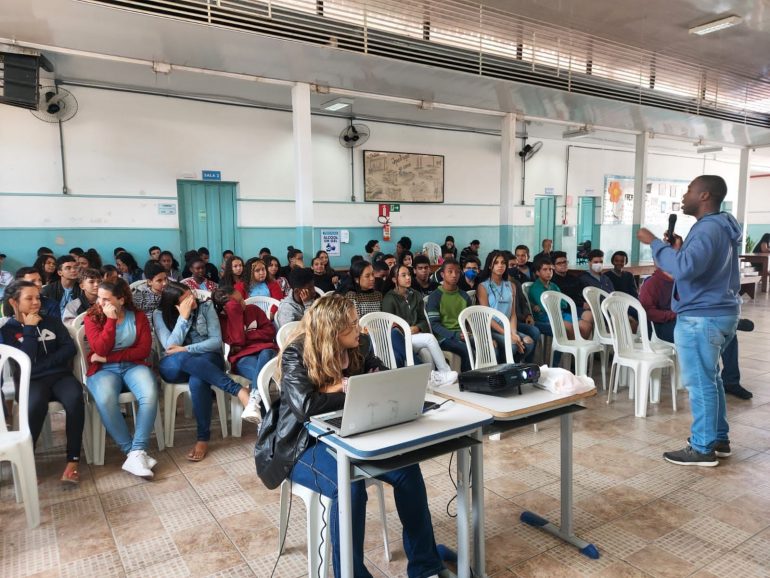 Ipatinga: CREAS visita escolas municipais para conscientizar sobre o Maio Laranja