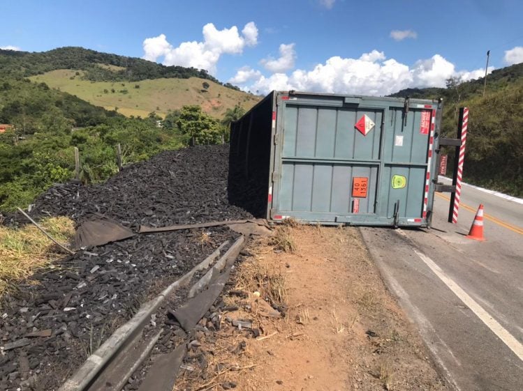 Carreta com carvão vegetal tomba na estrada de Nova Era
