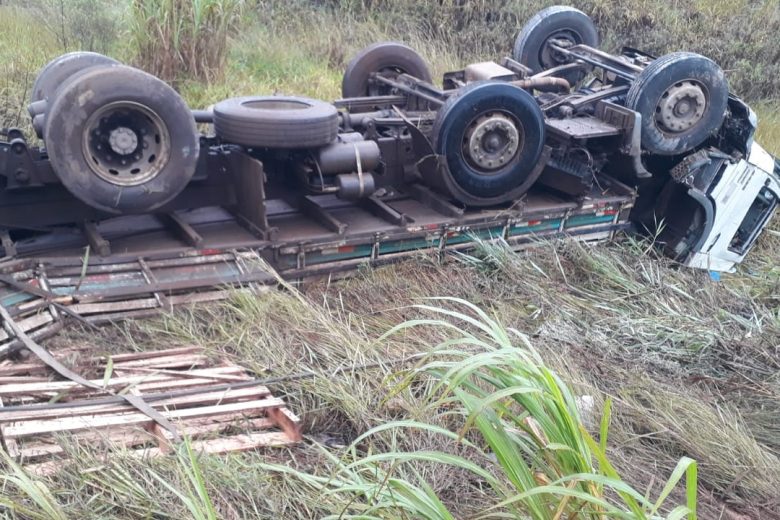 Caminhão capota às margens da MG-129 em Itabira