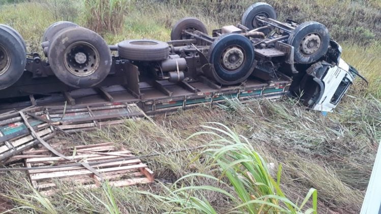 Caminhão capota às margens da MG-129 em Itabira