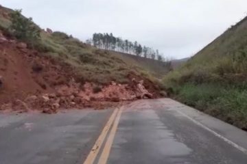 Barranco cai e BR-262, em Rio Casca, é interditada; veja o vídeo