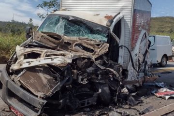 Caminhão fica destruído em acidente na BR-381 em Caeté