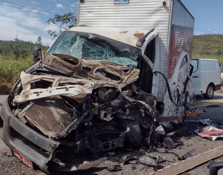 Caminhão fica destruído em acidente na BR-381 em Caeté