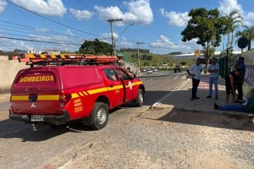Carro despenca em ribanceira no bairro Gabiroba