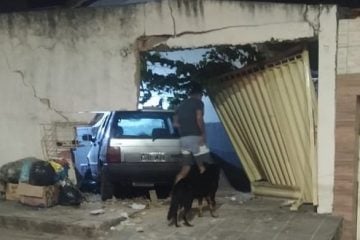 Carro invade residência e deixa feridos no bairro Fênix