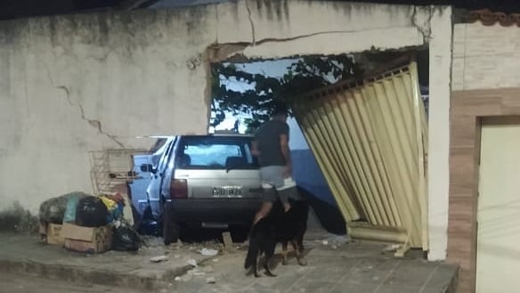 Carro invade residência e deixa feridos no bairro Fênix
