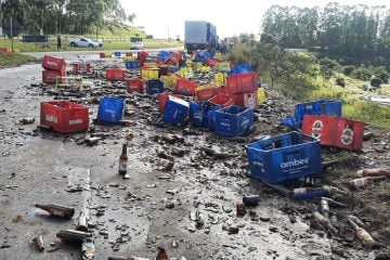 Carga de cerveja desprende de carreta e interdita a MG-129 em Itabira
