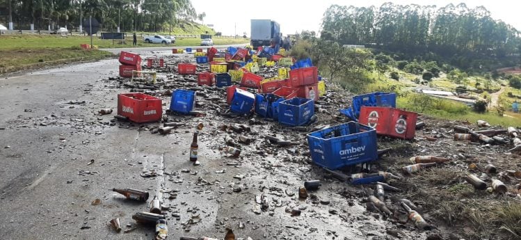 Carga de cerveja desprende de carreta e interdita a MG-129 em Itabira