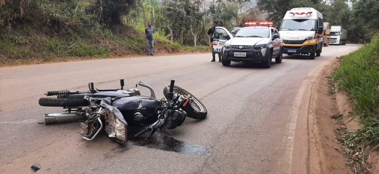 Motociclista morre ao colidir contra carreta na estrada 105